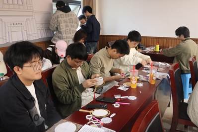 一群人坐在桌子前AI 生成的内容可能不正确。