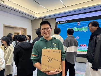 一群人站在台上演讲AI 生成的内容可能不正确。